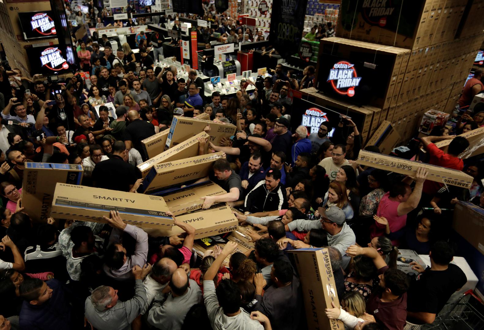 Dan nakon Dana zahvalnosti u Americi počinje sezona božićnog šopinga. Događaj se kolokvijalno naziva crnim petkom zbog golemih prometnih gužvi, a iz SAD-a se proširio cijelim svijetom.