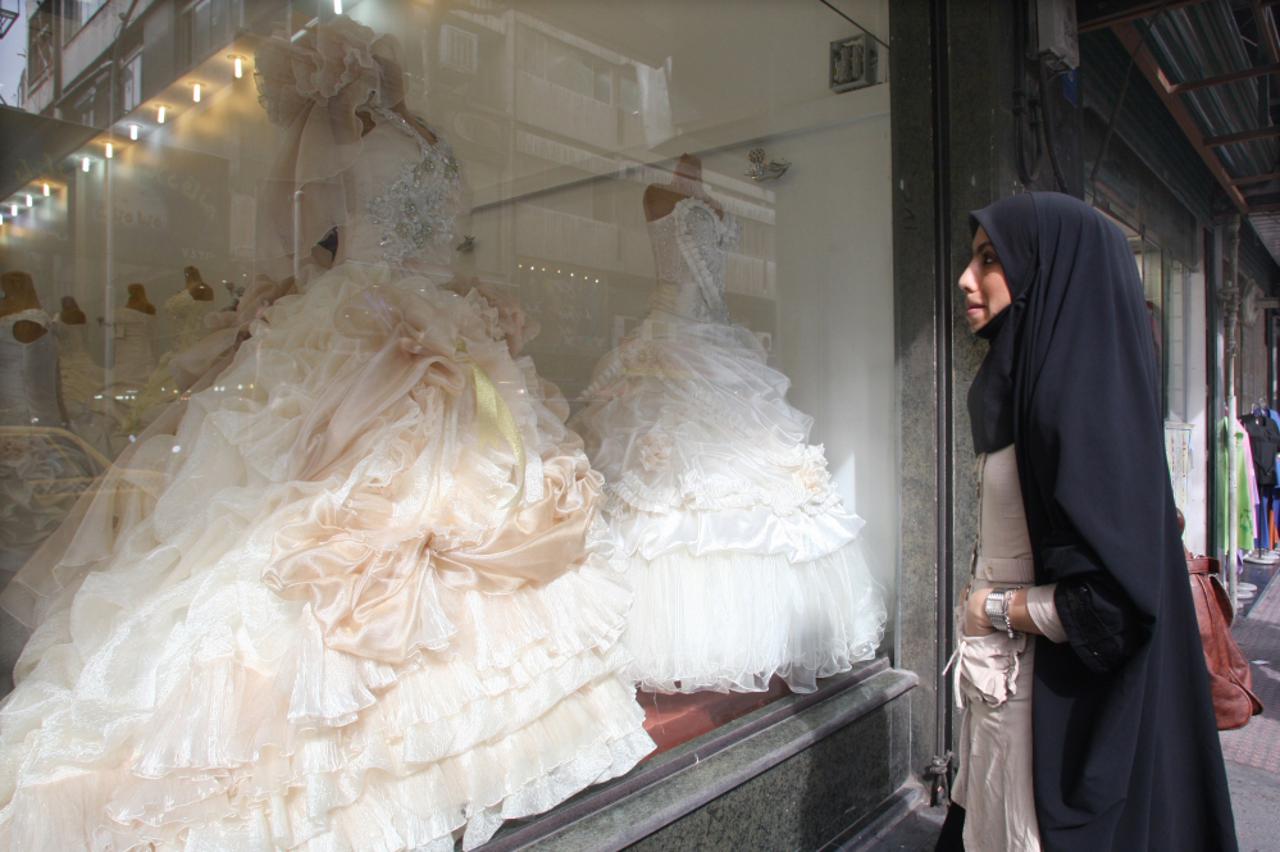Iranka pred shopom za vjenčanice