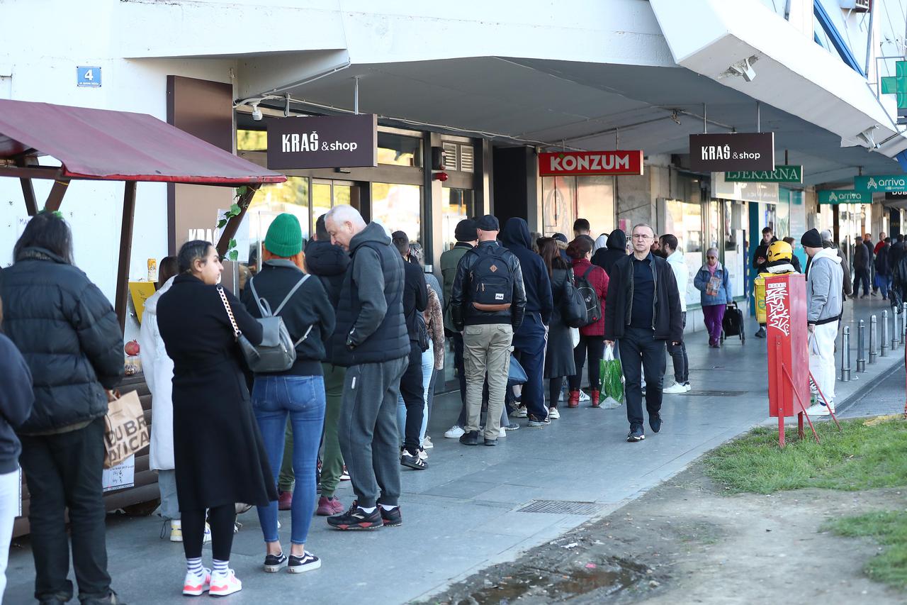Zagreb: Velike gužve ispred jedne od rijetkih trgovina koja je danas radila