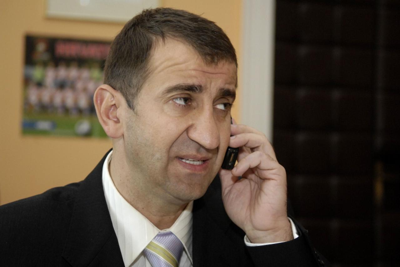 'nedjelja-28.11.2008.djakovo,hrvatska,nakon kratke krize vlasti smjena na mjestu gradonaclnika u gradu djakovu,novi gradonacelnik ante raspudic u kabinetu gradonacelnika. Photo: Davor Javorovic/Vecern