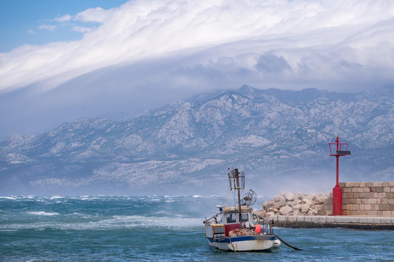 Ražanac: Jaka bura jednima smeta, a drugima je prava atrakcija