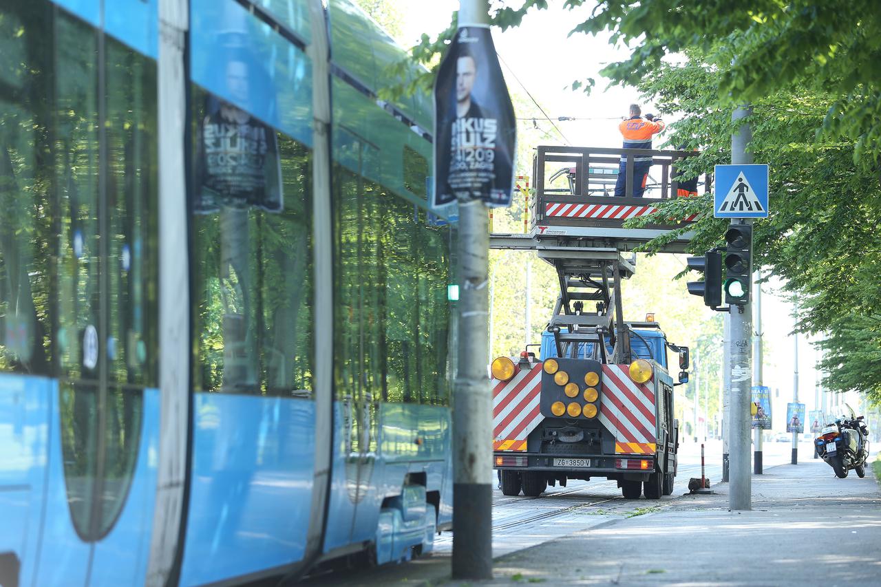 Zagreb: Auto u Maksimirskoj naletio na rasvjetni stup