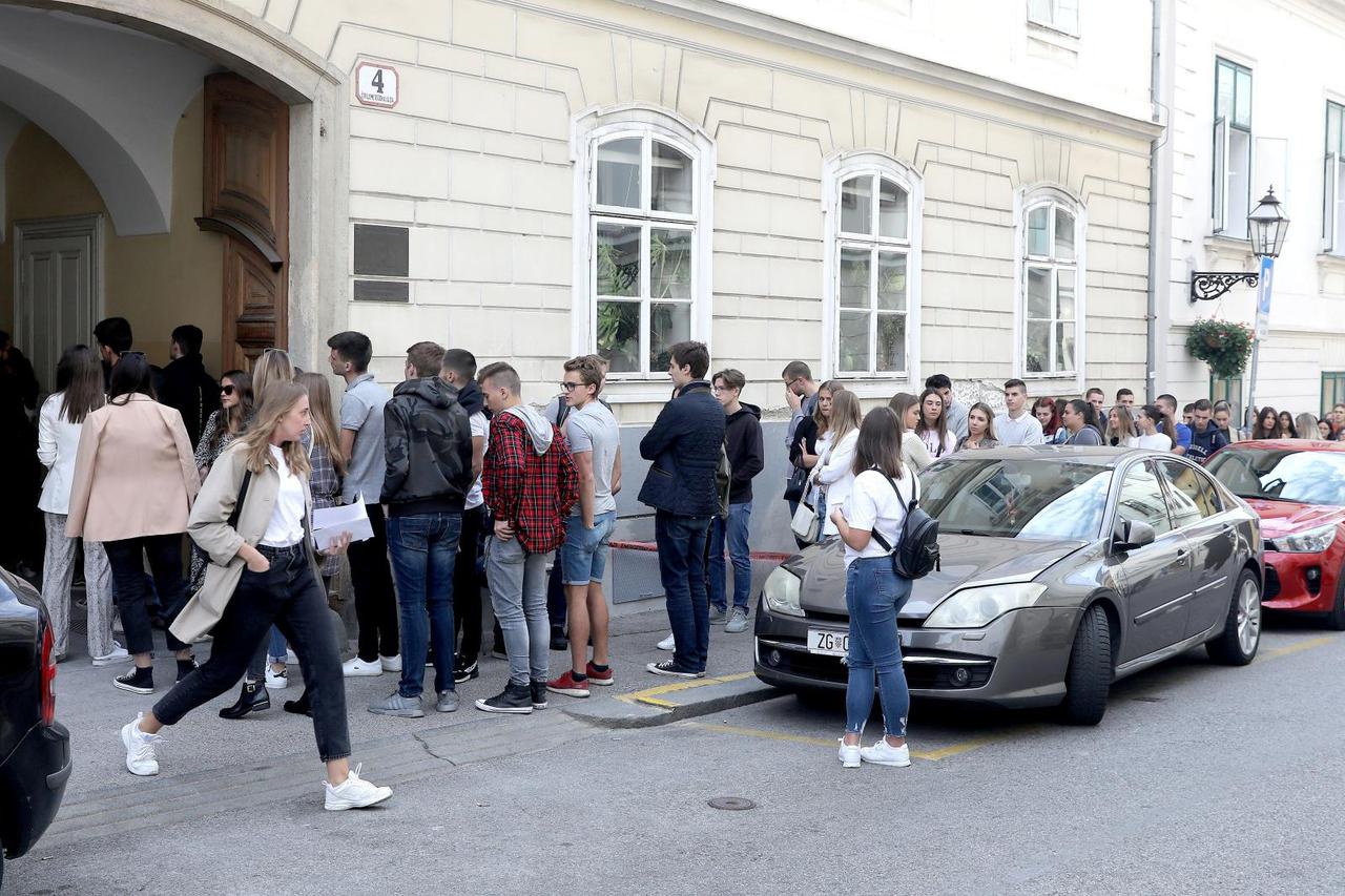 Zagreb: Studenti u dugačkom redu ispred zgrade Pravnog fakulteta čekaju upis