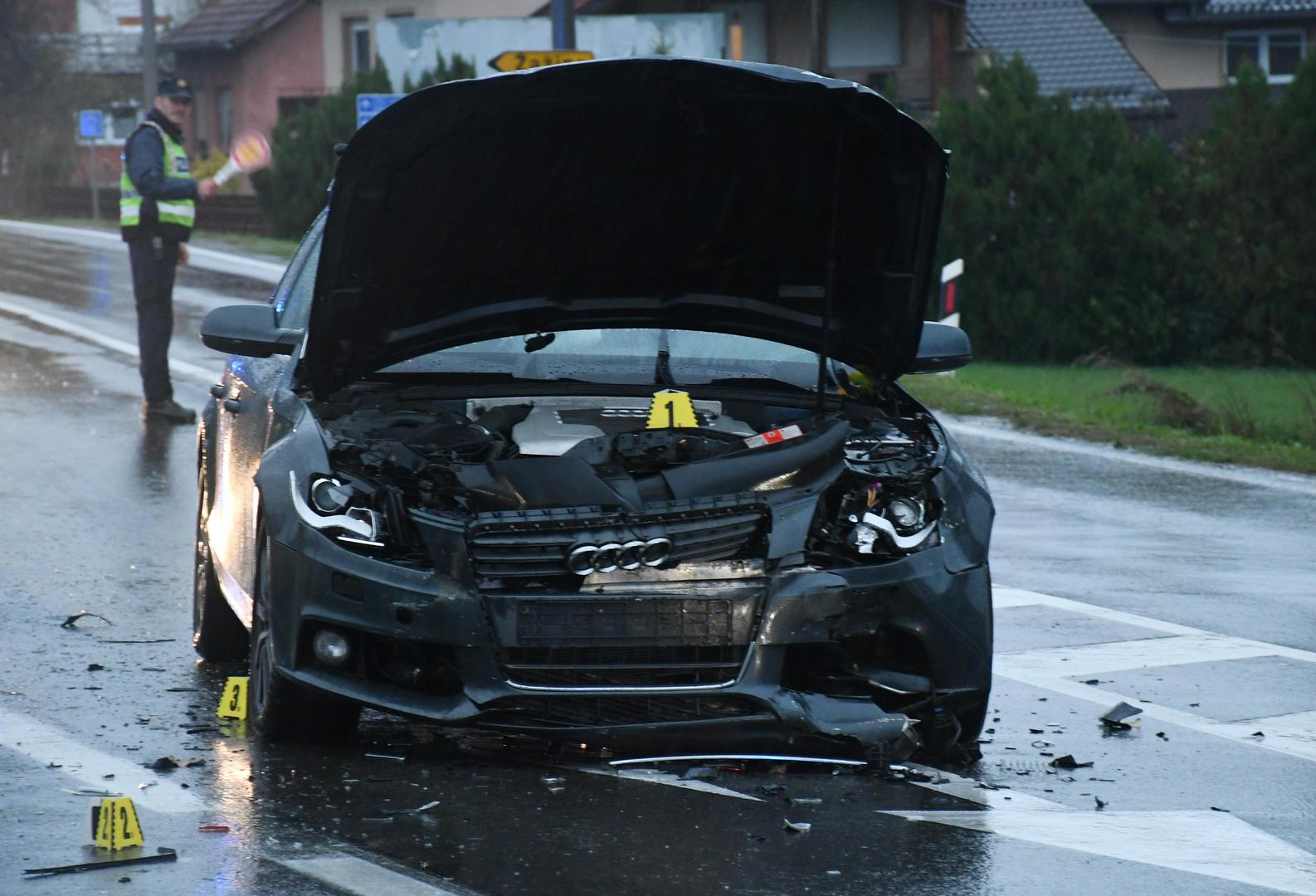 10.10.2021., Zazina - U prometnoj nesreci koja se oko 16,35 sati dogodila na drzavnoj cesti Sisak-Zagreb sudjelovala su dva osobna automobila, pri cemu je jedna osoba poginula. Policija obavlja ocevid