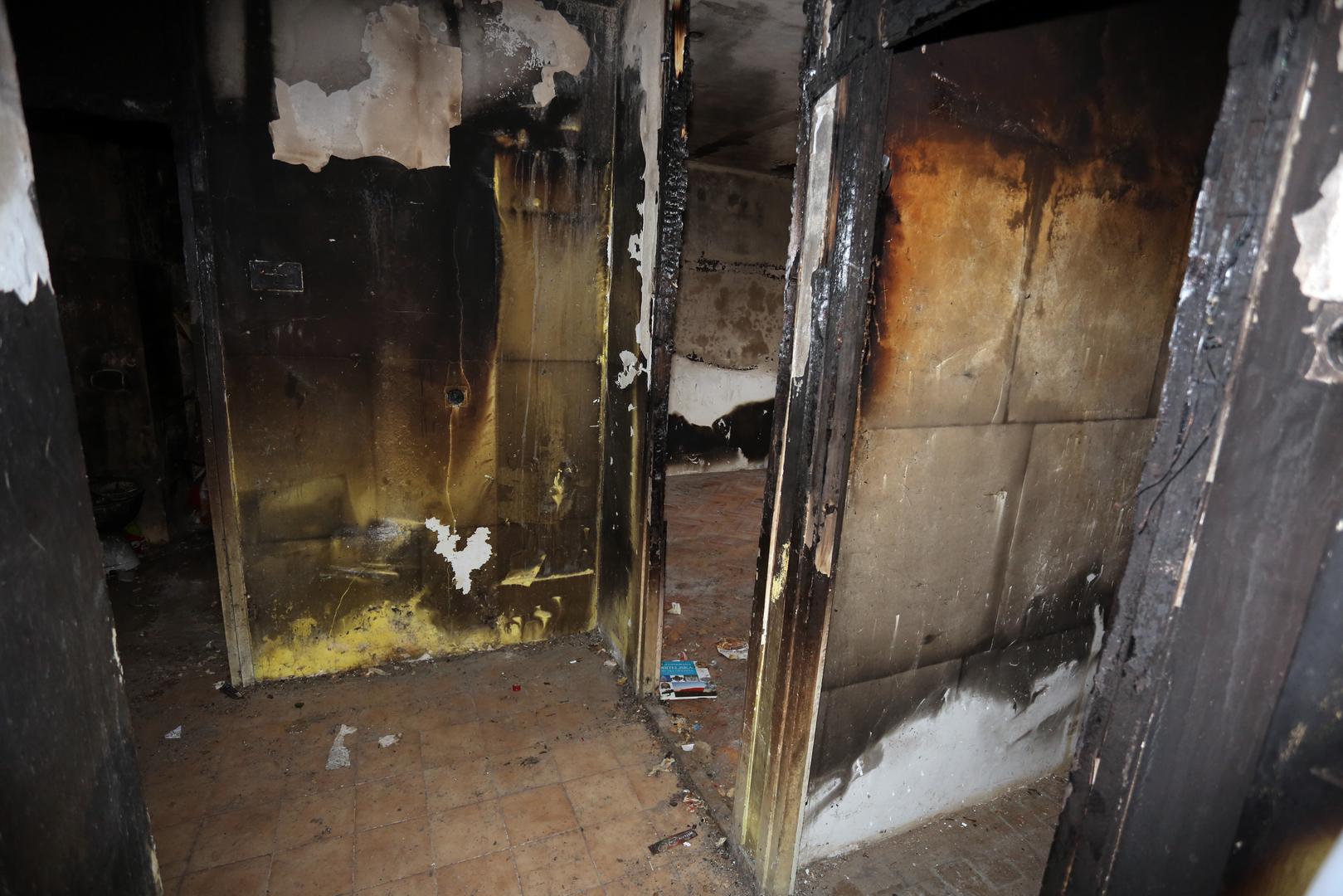 "Budući da se takvo drvce brzo osuši, a puno je smole, samo 30 sekundi je dovoljno da drvce izgori i zahvati okolni namještaj", ističe u priopćenju Hrvatska vatrogasna zajednica.