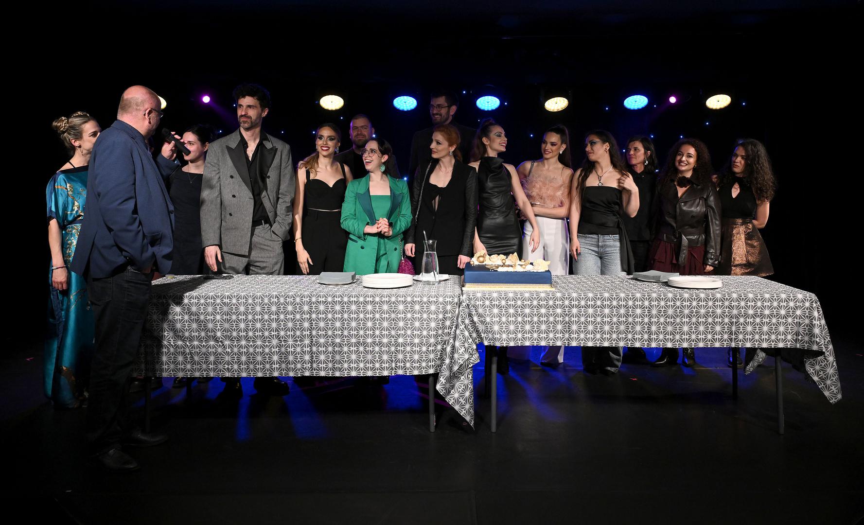 Mjuzikl 'SIX', globalni hit mladih autora Tobyja Marlowa i Lucy Moss, prikazuje šest supruga Henrika VIII. kao pop dive koje se natječu koja je najviše patila. 