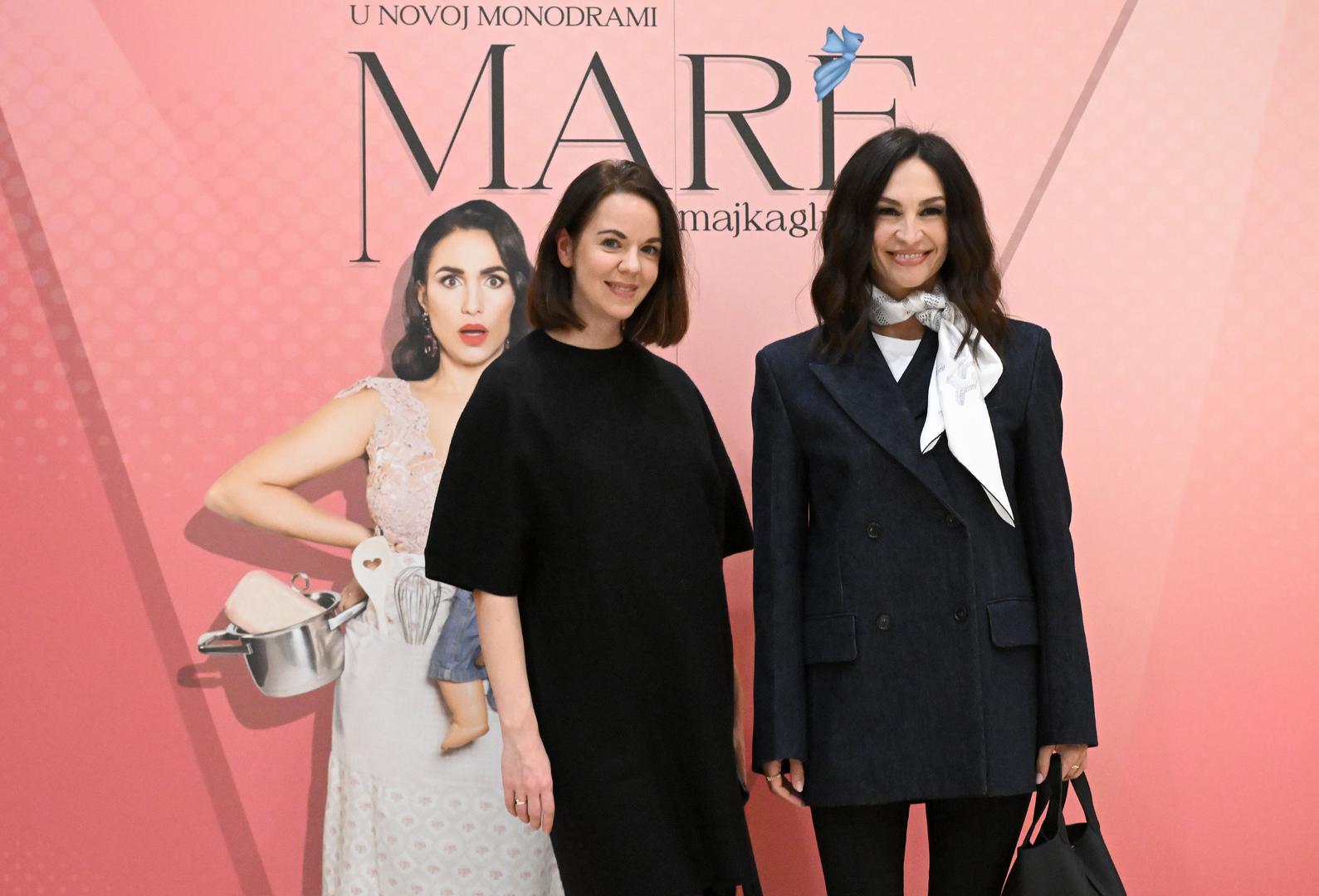 Moniku Olujić dugo nismo vidjeli u javnosti, a sinoć je u društvu radijske voditeljice Aleksandre Milinković rado pozirala fotoreporterima na premijeri predstave "Žena, majka, glumica". 