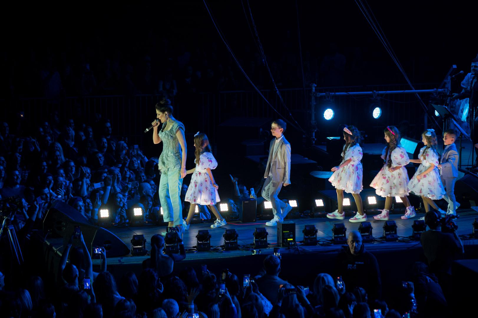 Vidite da ima moje generacije, nismo još hop, nema veze nećemo mi dugo još, ali pustite vi nas, dok nas ima mi ćemo si lepo popevati – našalila se i dodala - Ajte leć, sutra vam je radni dan...