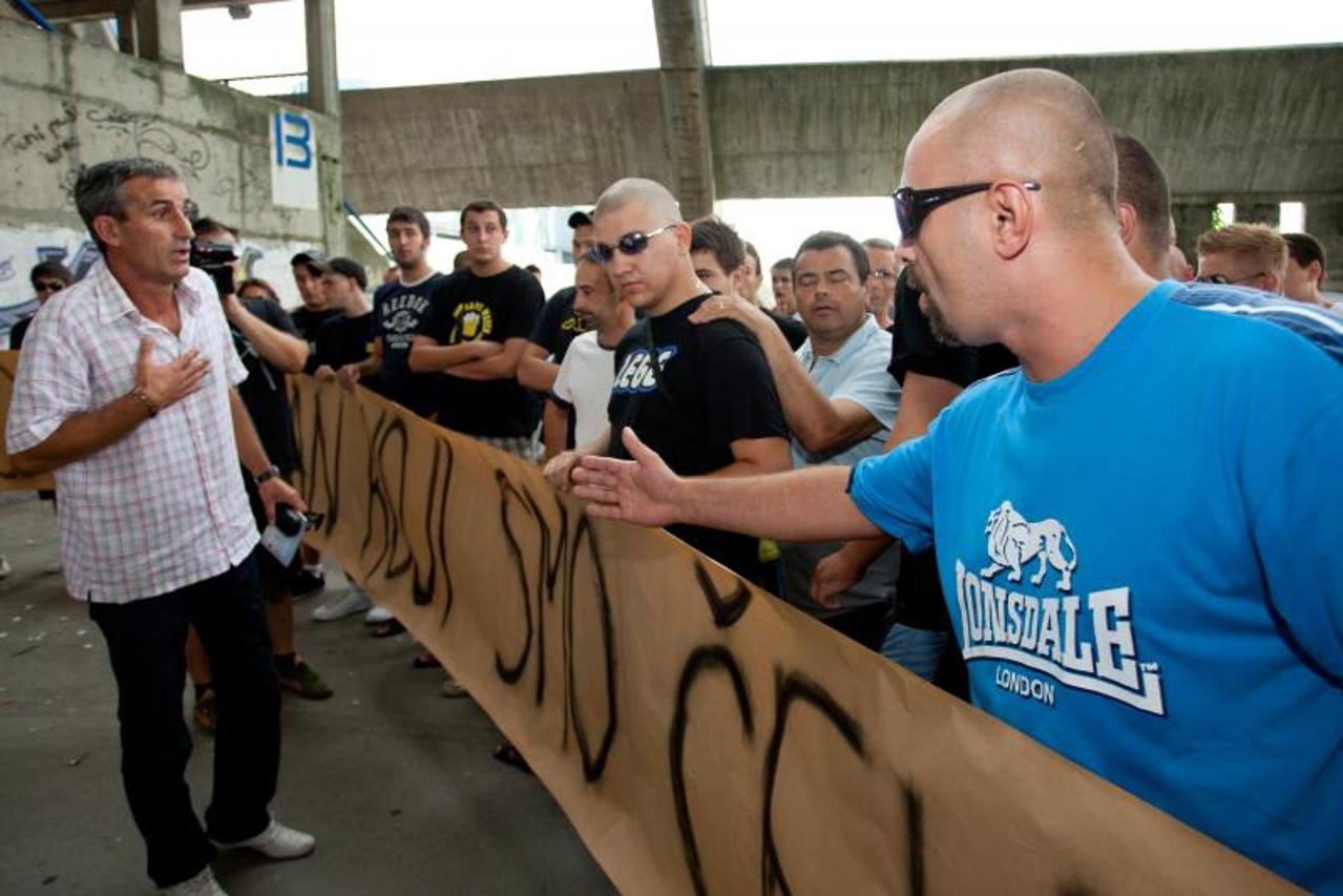 '16.08.2010.,Osijek - Novi trener NK Osijeka Branko Karacic natezao se i objasnjavao sa pripadnicima navijacke skupine Kohorta koji su prosvjedovali pred upravom kluba Photo:Krunoslav Petric/PIXSELL'