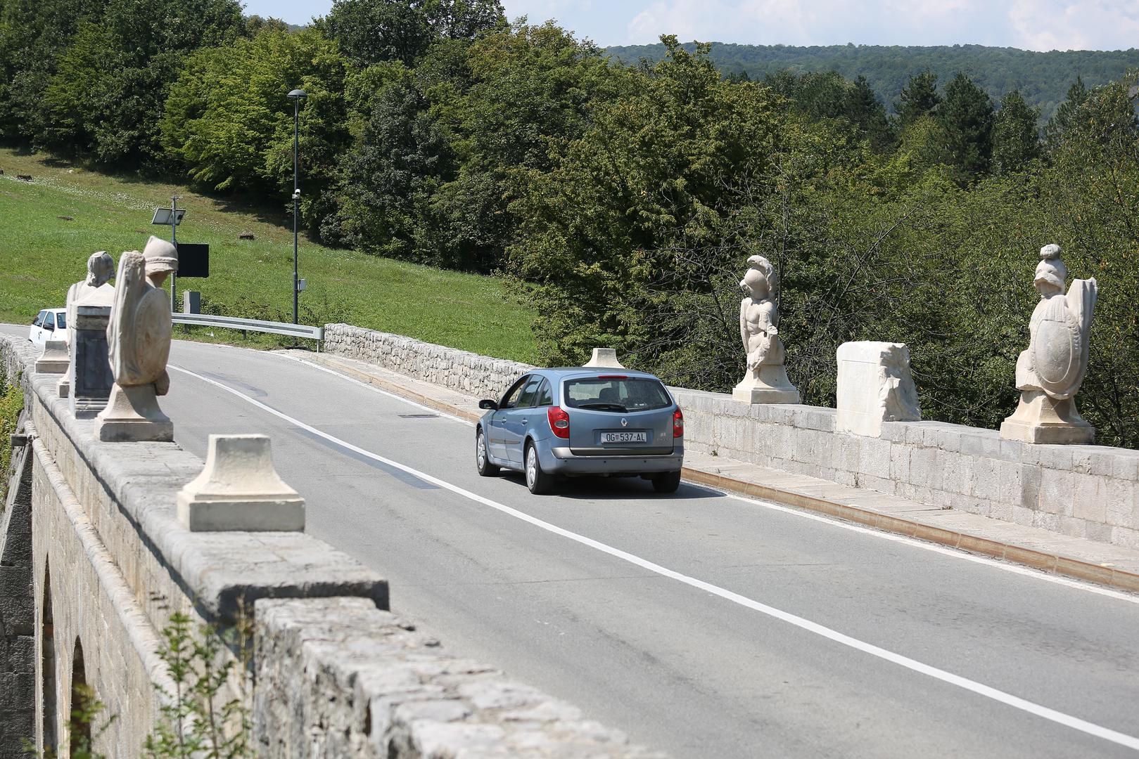 U 19. stoljeću, prilikom rekonstrukcije, na postojeći most dodan je drugi kat. To je jedini dvokatni most u Hrvatskoj i jedini most koji na sebi ima kipove.
