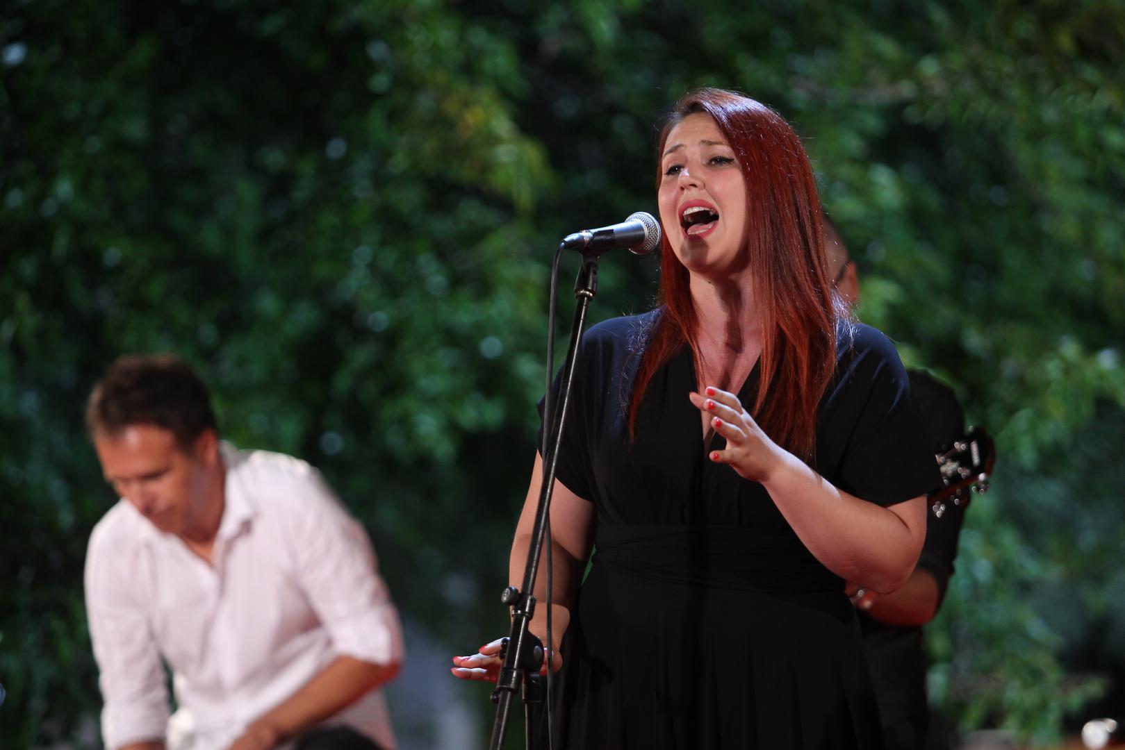 Iako je Ruža Janjiš bila neosporni favorit publike i osvojila srca gledatelja svojim iznimnim vokalnim sposobnostima na popularnom natjecanju "The Voice Hrvatska", njezina karijera nije se razvijala onako kako su mnogi predviđali. 