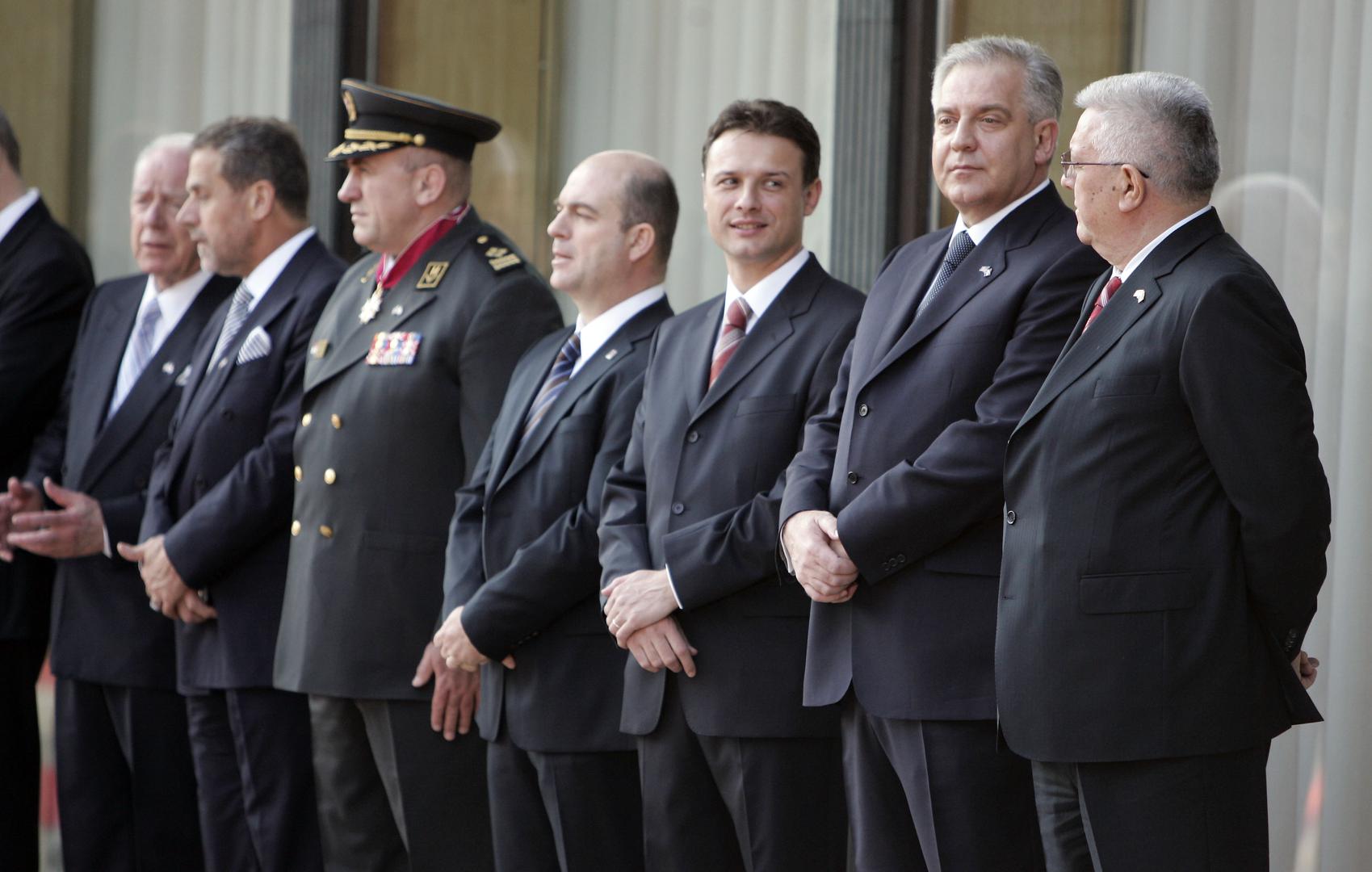 U zagrebačkoj zračnoj luci dočekali su ga tadašnji ministar vanjskih poslova Gordan Jandroković, te drugi visoki dužnosnici, dok je ispred zrakoplova bila postrojena počasna garda Hrvatske vojske.