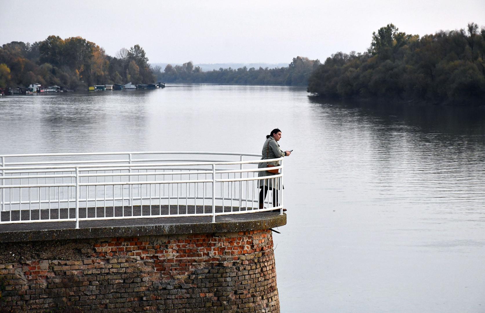 ...prva je fotografija iz Zagreba, a druga iz Slavonskog Broda. Radi se o rijeci Savi.
