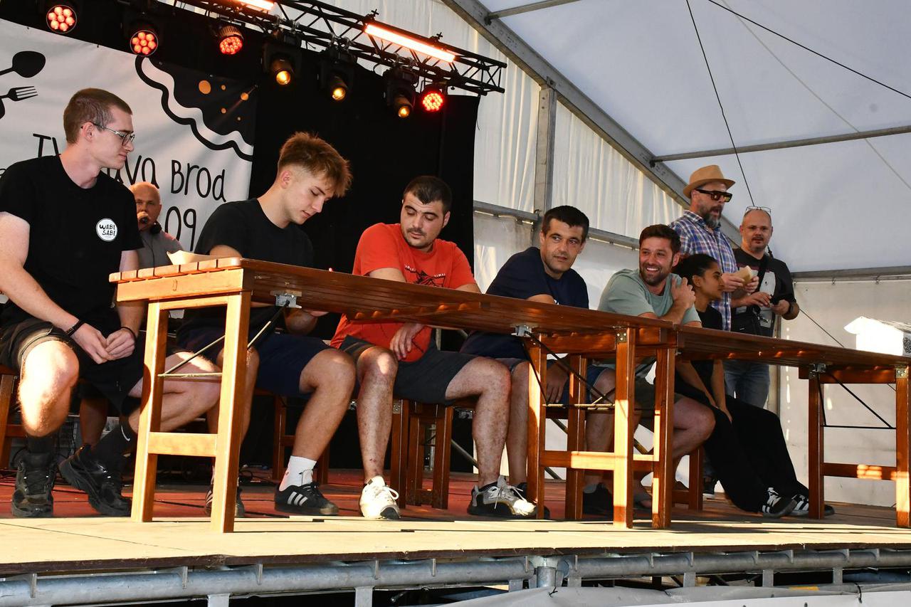 Slavonski Brod: Anđelko Zvirotić pobjednik je u jedenju ljutih papričica