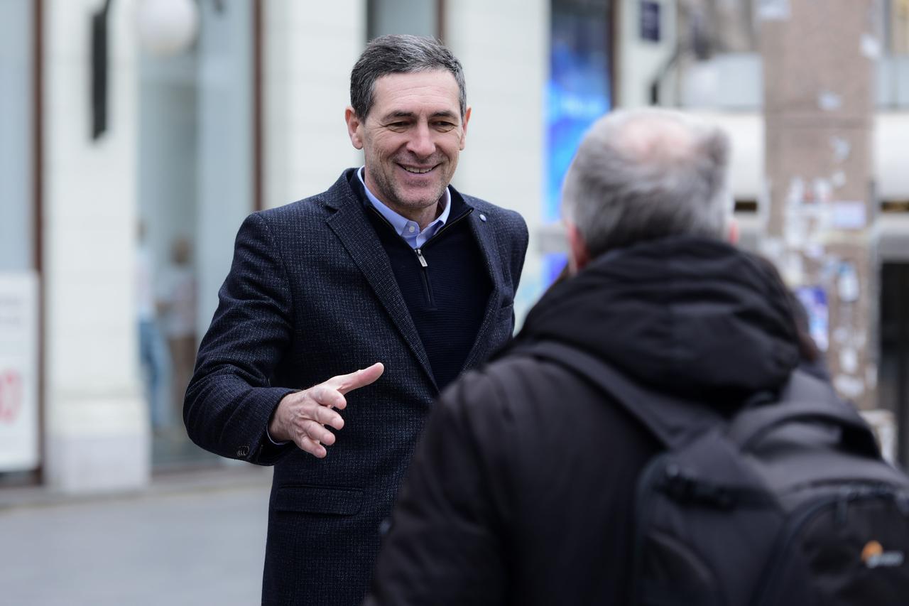 Zagreb: Bivši ministar Ante Kotromanović nasmijan susreo poznanika