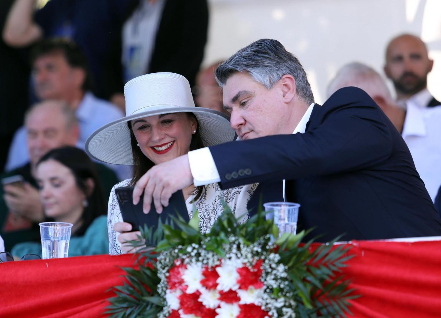 08.08.2021., Sinj – Uzvanici na 306. Sinjskoj alci. 306. Sinjska alka se i ove godine se odrzava pod posebnim mjerama zbog epitemije koronavirusa. Alkarski turnir odrzava se svake godine u prvoj trecini kolovoza od 1715.  godine.   Zoran Milanovic, Sanja Music Milanovic. Photo: Ivo Cagalj/PIXSELL