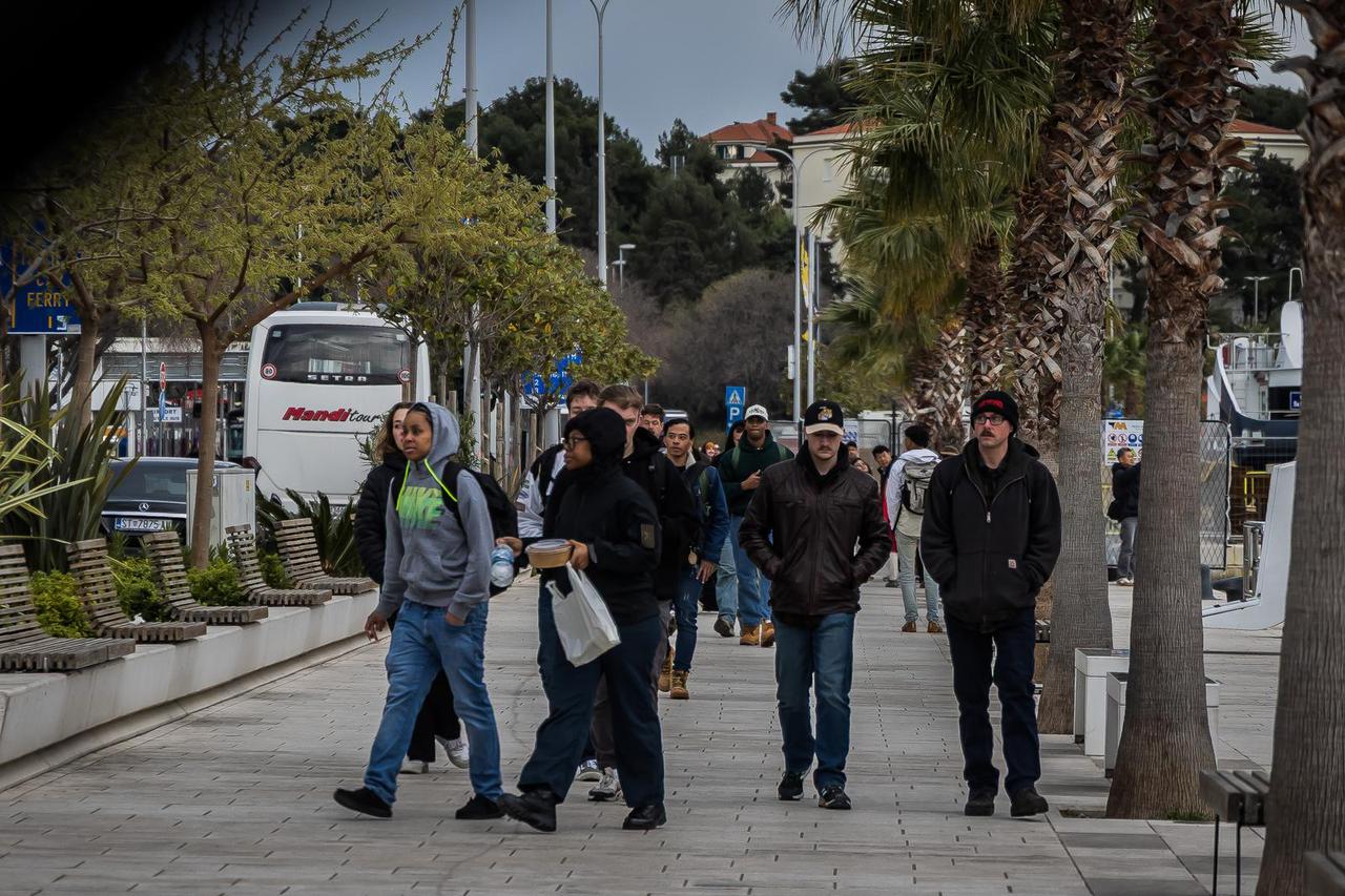 Split: Brojni mornari s broda USS Geral R. Ford iskrcali se u Split te otišli u grad