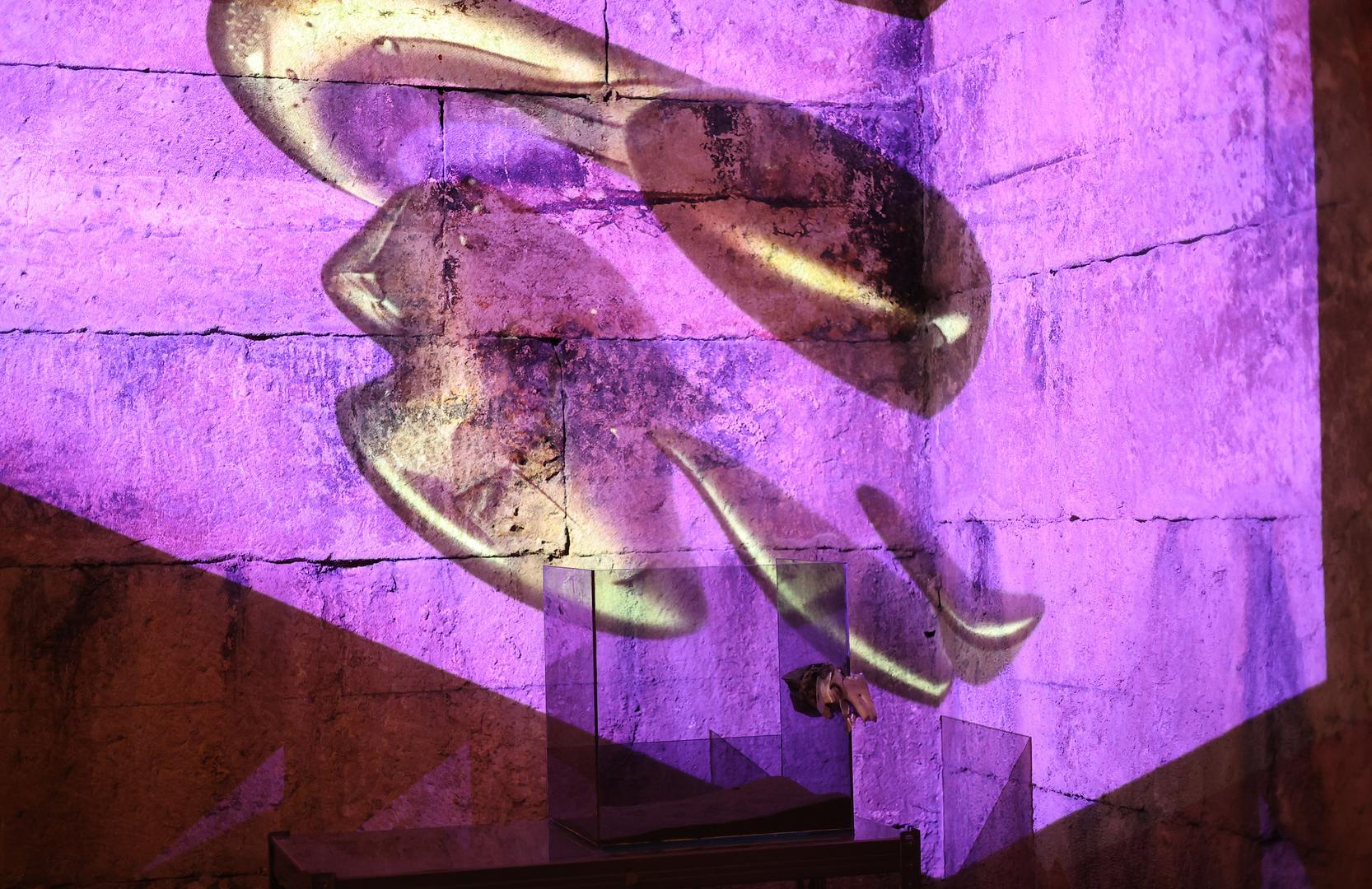 Prema njegovim riječima, splitski podrumi postaju aktivni sudionik izložbe, ulazeći u dijalog s umjetničkim intervencijama, čime nastaje napetost koja obilježava ovu izložbu