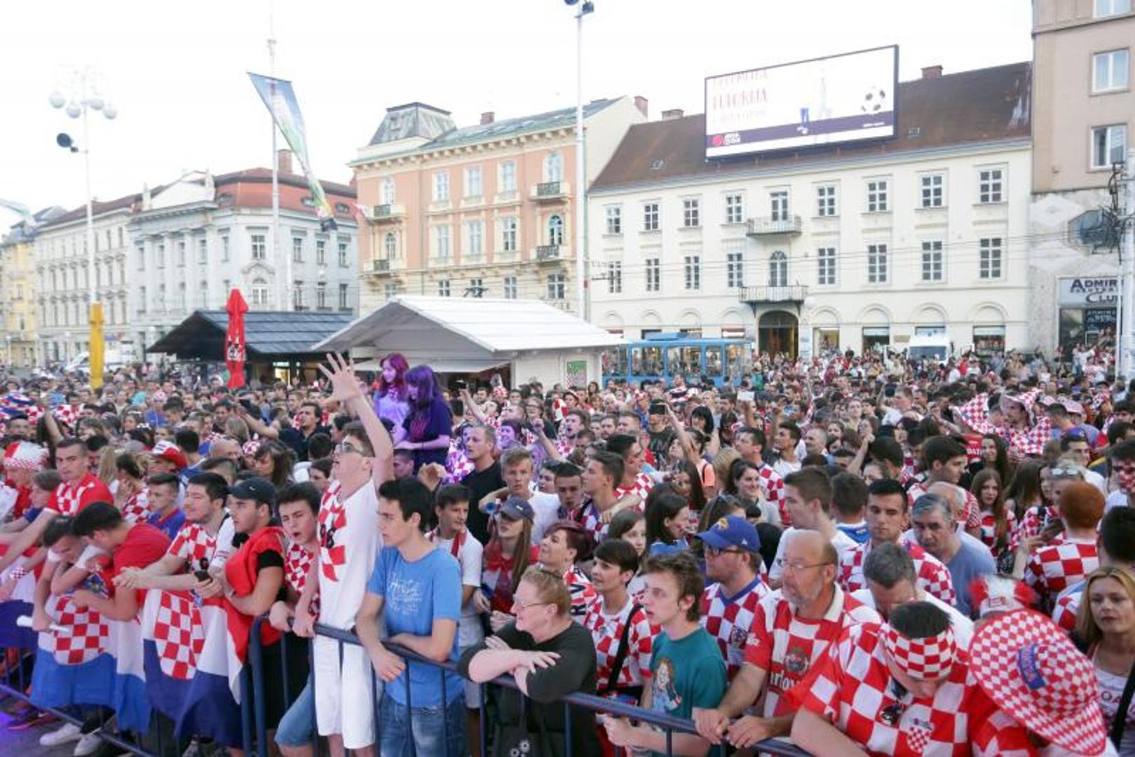 Sudeći prema navijačkom ludilu koje je gradom zavladalo prije četiri godine, nema sumnje da će Trg bana Jelačića i ovih dana biti ispunjen nogometnim fanovima. 