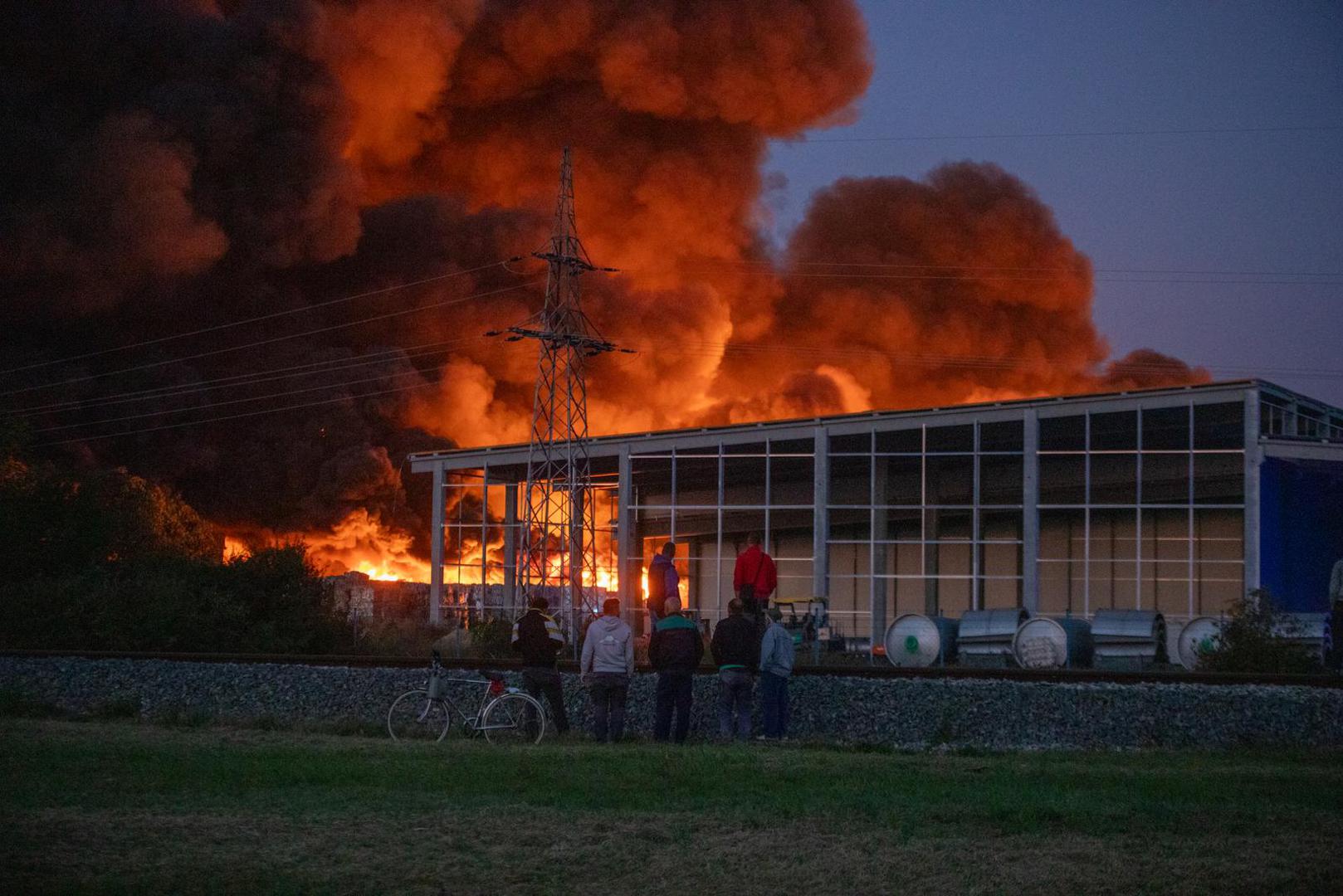 04.10.2022., Osijek - U pogonu osjecke tvrtke "Drava international" kod prigradskog naselja Brijest u srijedu poslije ponoci doslo je do pozara uskladistene plastike na otvorenom prostoru Photo: Borna Jaksic/PIXSELL
