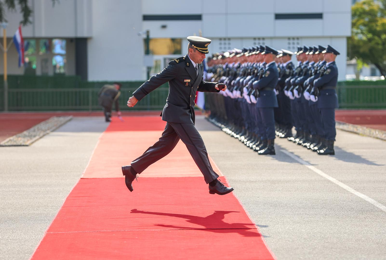 28.08.2025., Zagreb - Vojarna Petar Zrinski. Predsjednik Republike Hrvatske i vrhovni zapovjednik Oruzanih snaga RH Zoran Milanovic urucio je prve casnicke cinove 17., 18. i 19. narastaju kadeta Hrvatskog vojnog ucilista "Dr. Franjo Tudjman" diplomiranih u jesenskom roku. Photo: Sanjin Strukic/PIXSELL