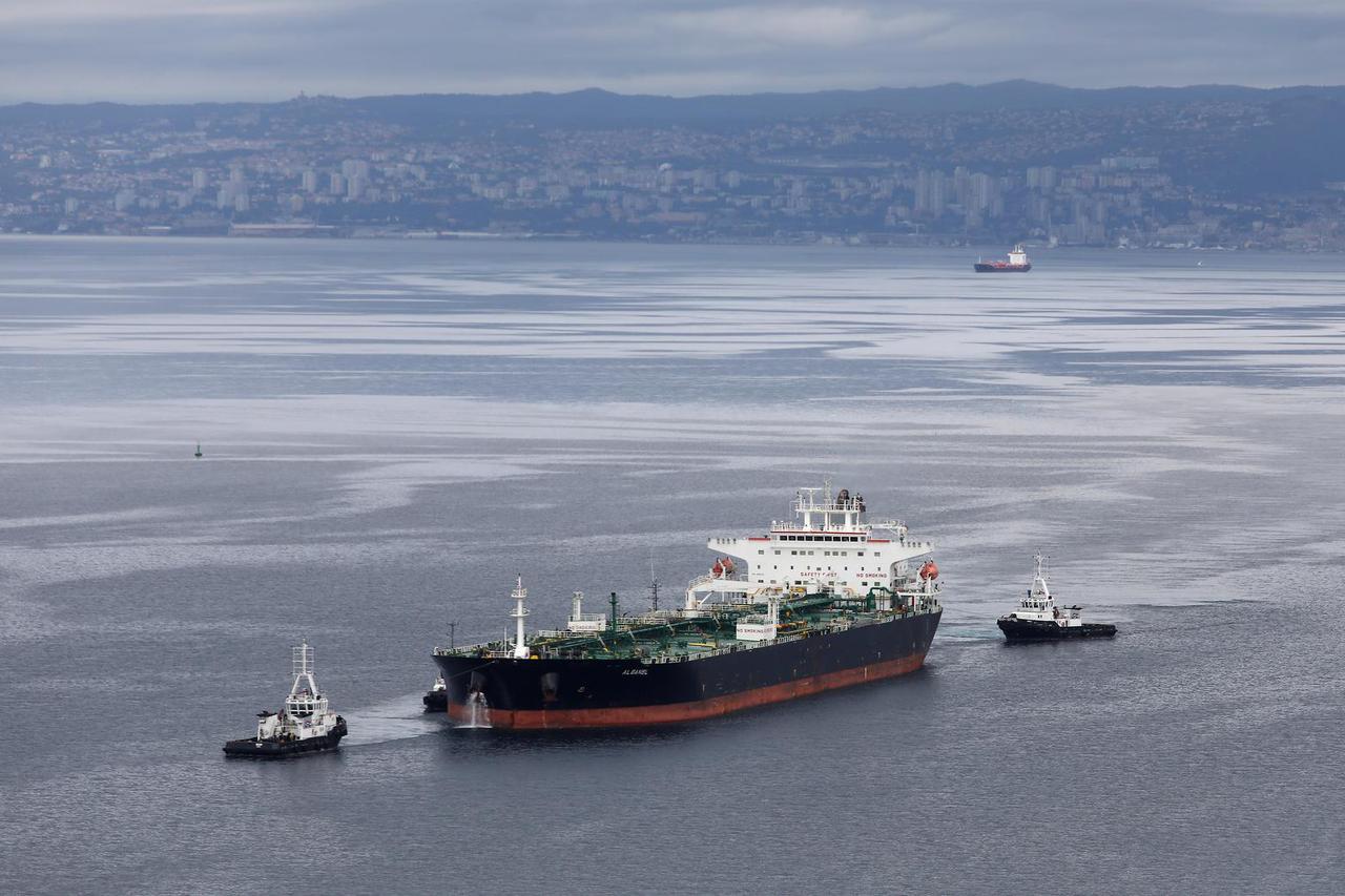 Uplovljavanje tankera Albanel  na vezove Janafa u omišaljskoj luci