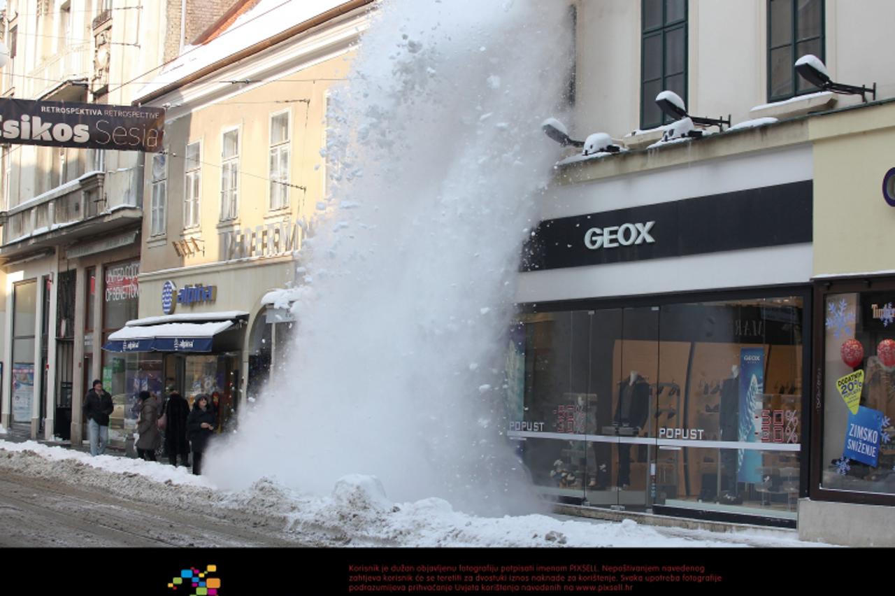 '13.02.2012., Zagreb, Ilica - Nakon obilnog snijega koji je pao za vikend, zatopljenje je donijelo opasnost od pada snijega sa krovova. Photo: Patrik Macek/PIXSELL'