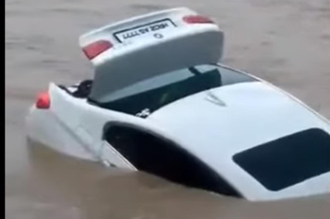 auto u rijeci