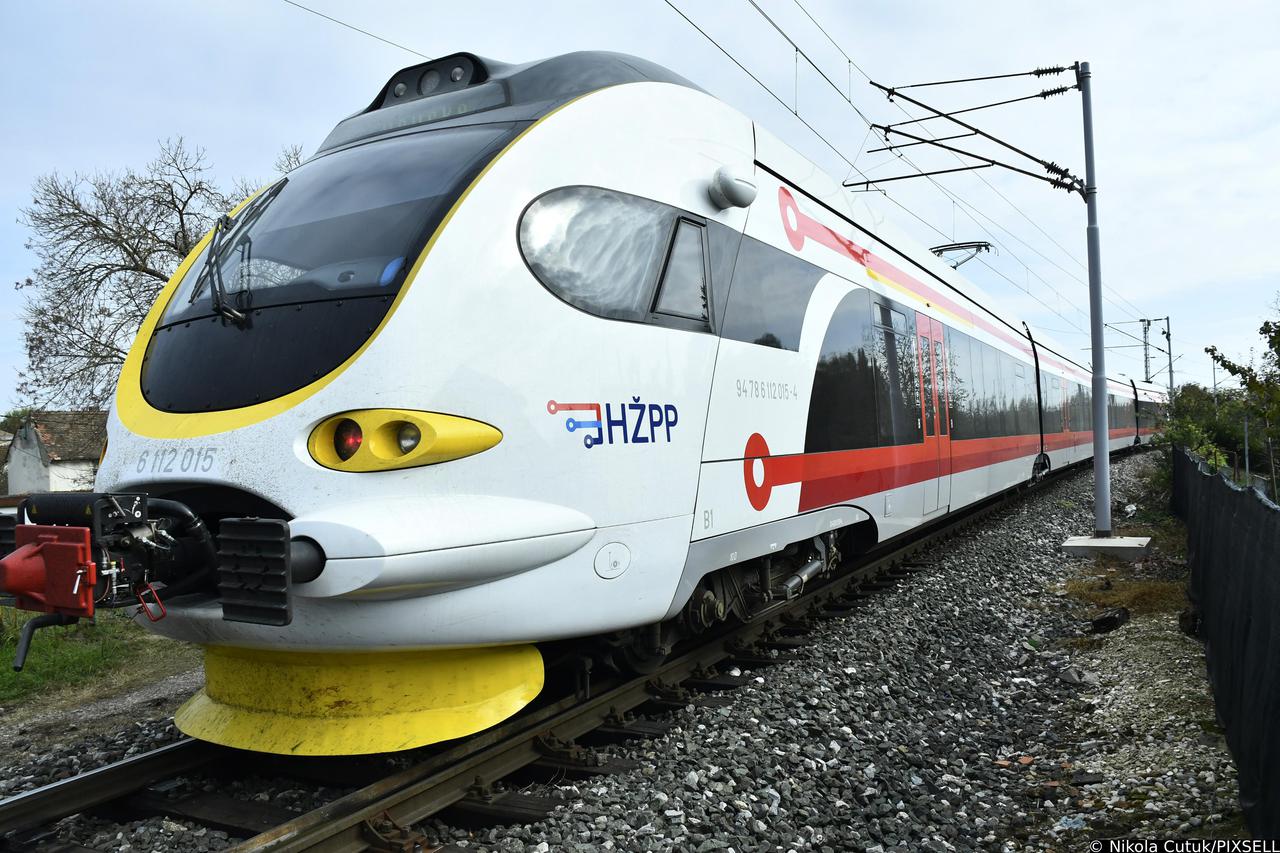 HŽ-ov  vlak odlazi sa željezničkog kolodvora Sisak