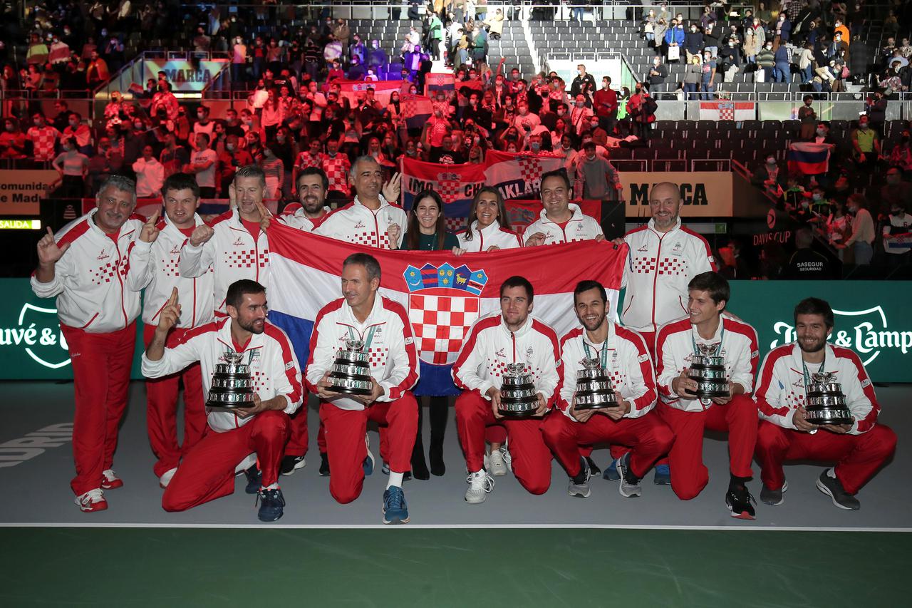 Hrvatski tenisači pozirali su s peharima nakon izgubljenog finala Davis Cupa