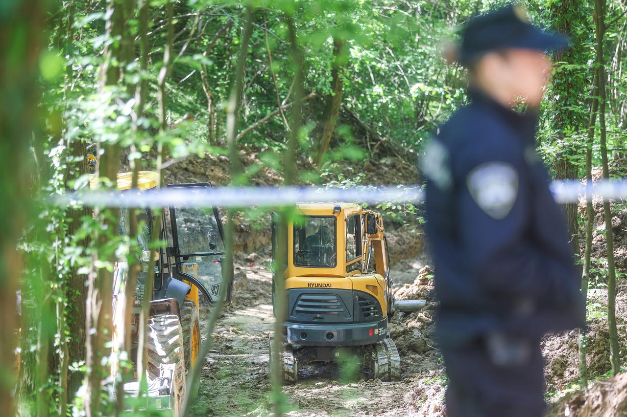  Ministar Medved posjetio je jednu od lokacija masovnih grobnica na podru?ju grada Zagreba