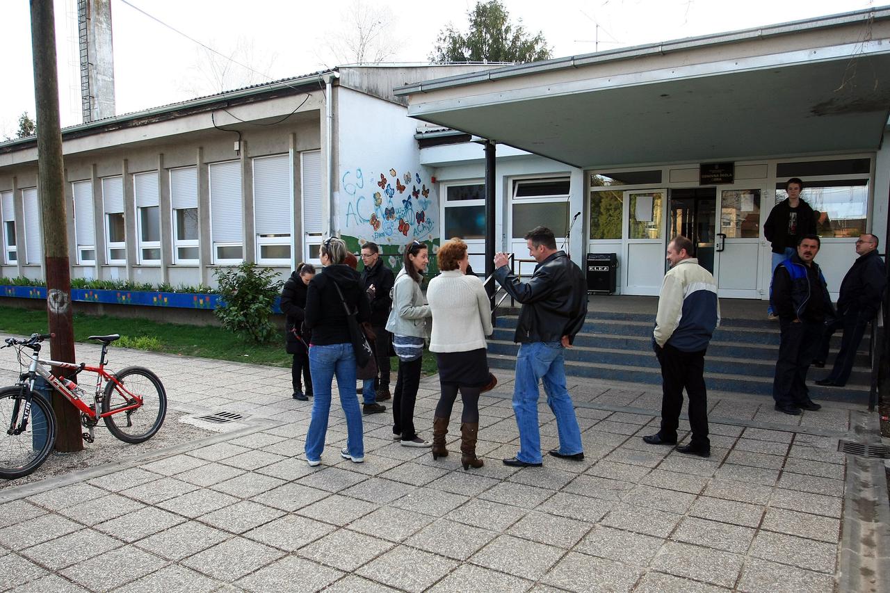 09.04.2013., Osnovna skola Odra, Zagreb - Odrzan zbor gradjana na kojem su raspravljali o dogradnji OS Odra i izgradnji skolske sportske dvorane. Skup su posjetili politicari Milan Bandic, Rajko Ostojic i Davor Bernardic.  Photo: Marko Prpic/PIXSELL