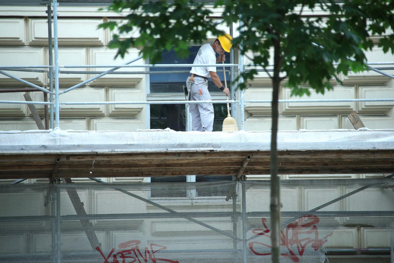 Zagreb: Radnici skidaju skelu s Vrhovnog suda