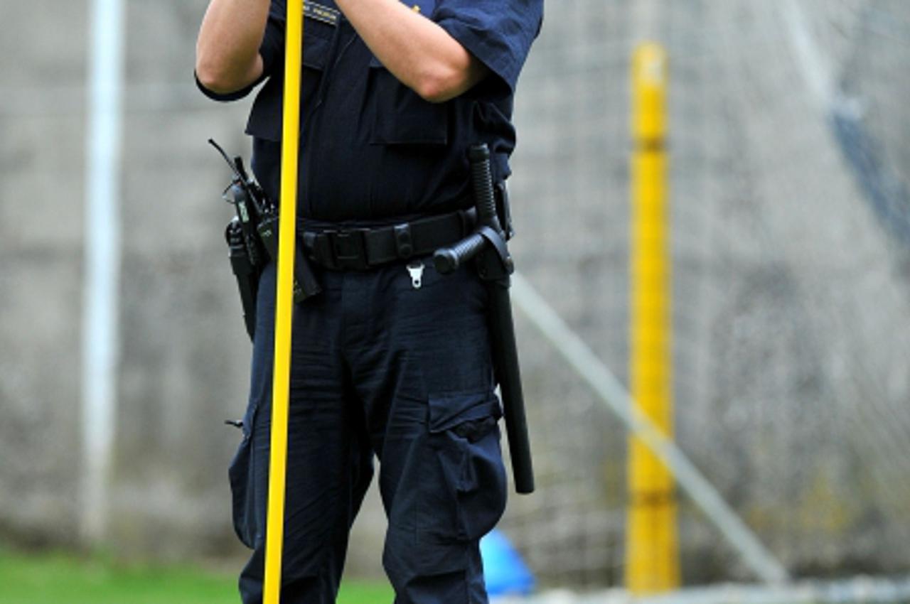 'sport......zagreb.....08.07.2008.  hitrec kacijan - prijateljska utakmica/ dinamo - olimpija/ policija, kamera, snimanje navijaca       foto: marko lukunic / vecernji list'