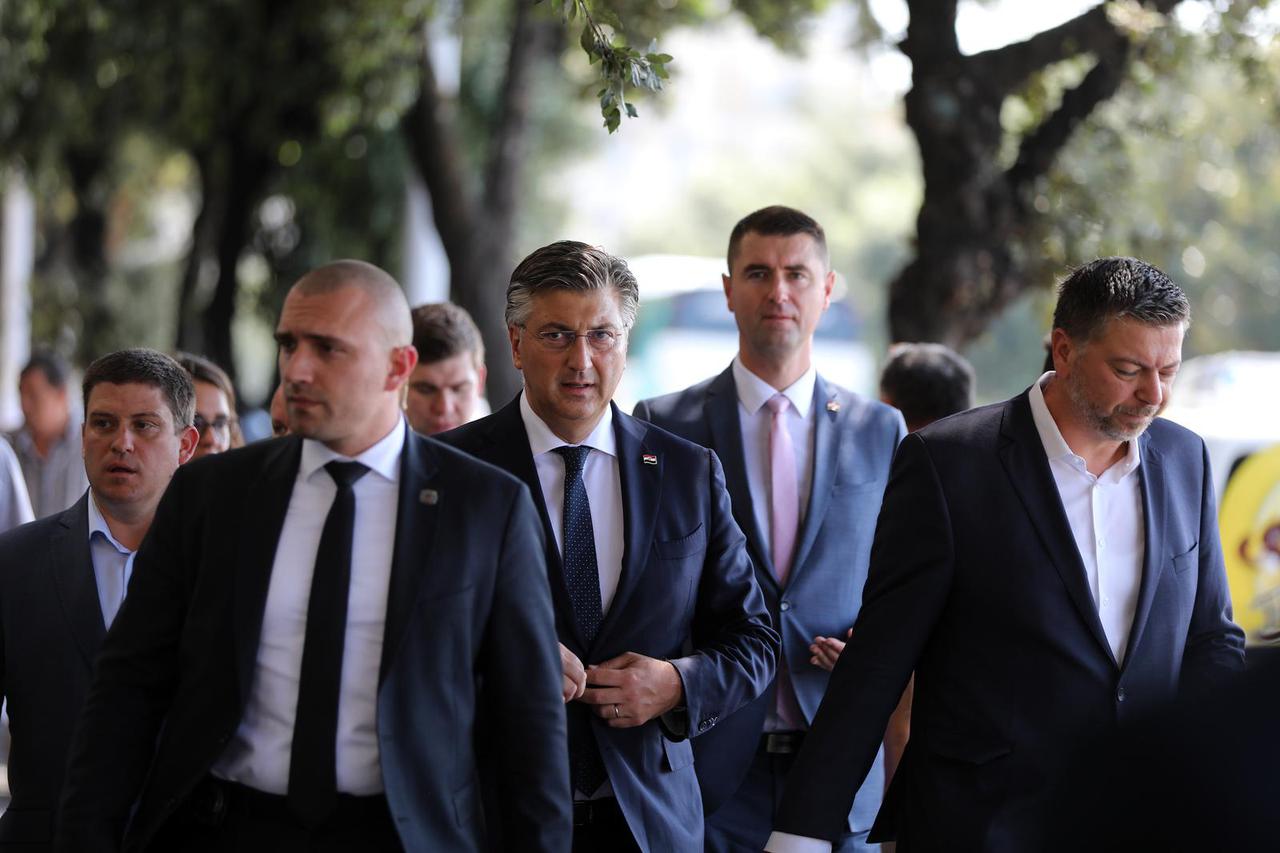 Rijeka: Premijer Plenković u pratnji ministara prošetao gradom i posjetio manifestaciju 100% zagorsko