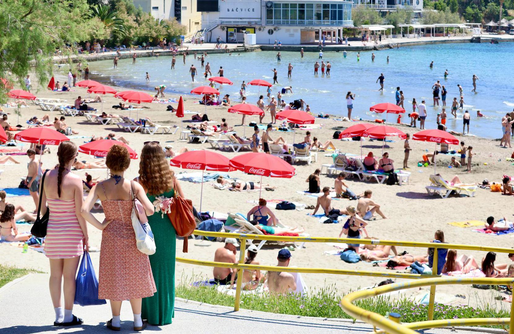Visoke temperature i sunčano vrijeme krajem svibnja izmamili su mnoge na more, pa su se na popularnim obalnim destinacijama mogli vidjeti prizori karakteristični za špicu sezone – puni kafići uz more, ručnici na plažama i prvi ovogodišnji kupači u moru.