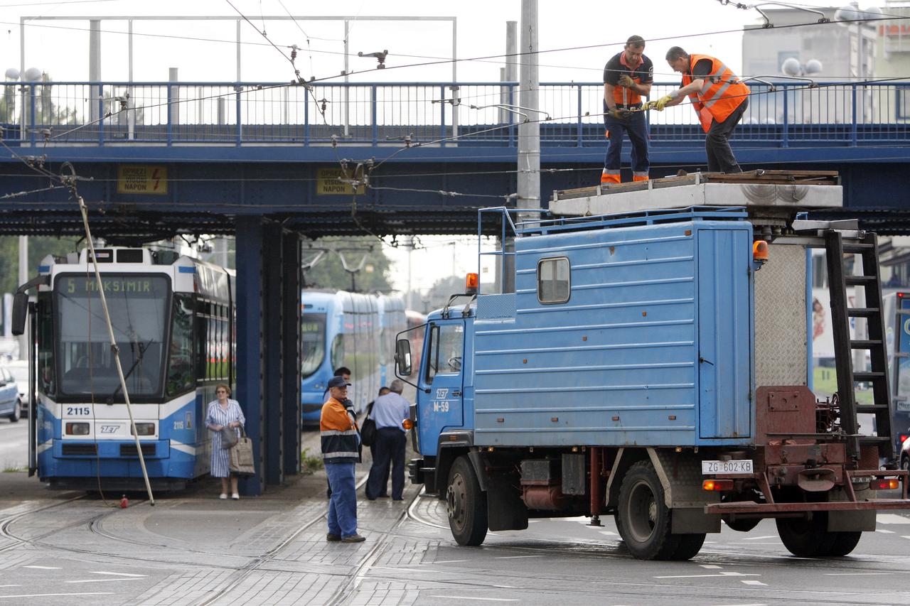 Zagreb: Kamion zapeo za tramvajske žice te prouzro?io zastoj tramvaja