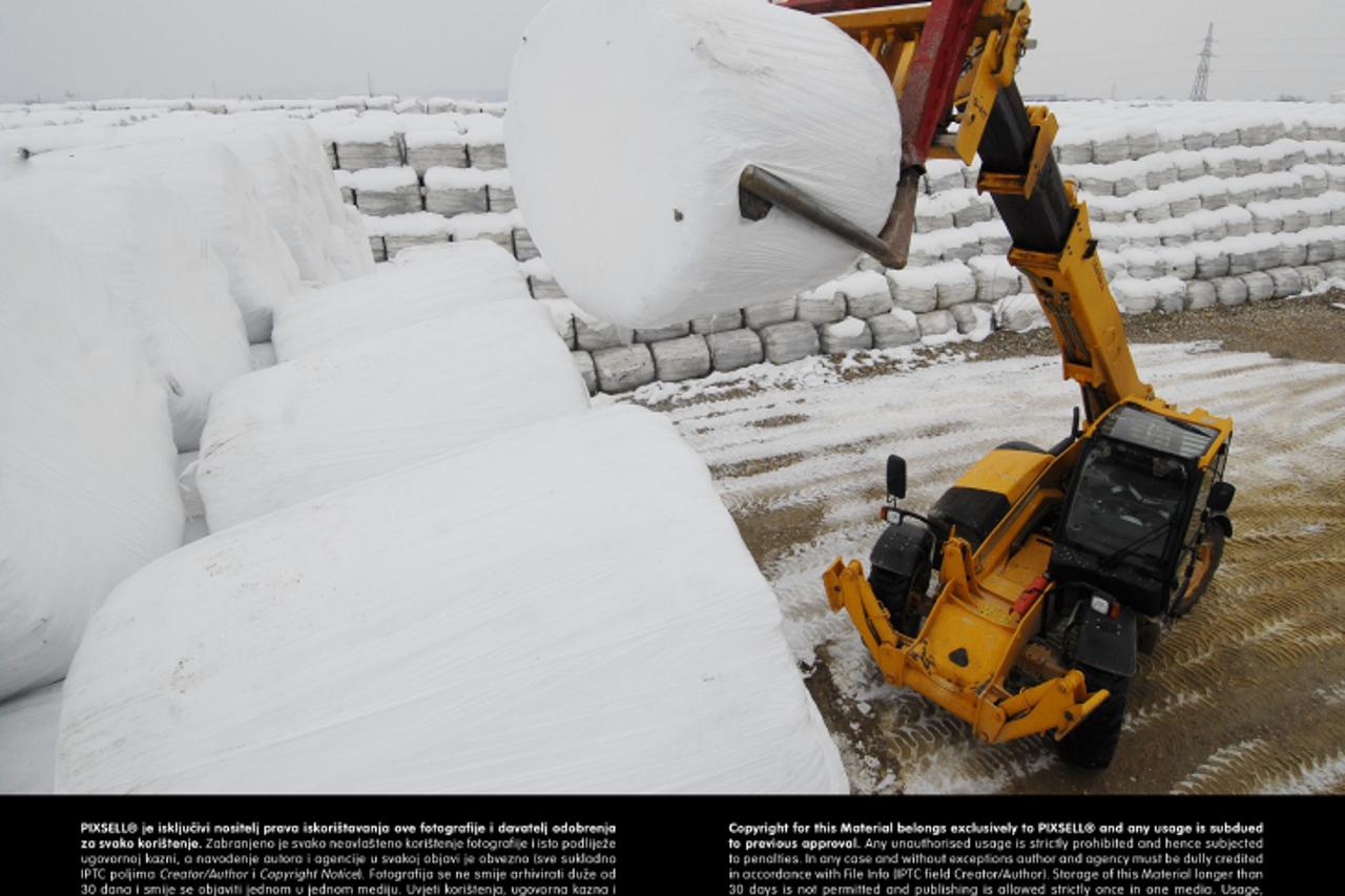 '12.01.2010., Varazdin - Varazdinsko smece jos uvijek nema rijeseno zbrinjavanje pa se pakira u velike bale Photo: Marko Jurinec/PIXSELL'