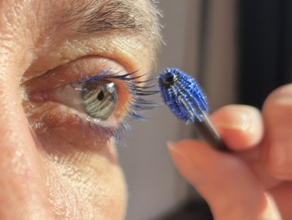 Iako je i sama gola maskara lijepo plava na trepavicama, još intenzivniju plavu boju možete postići nanesete li prije maskare na trepavice bijeli primer