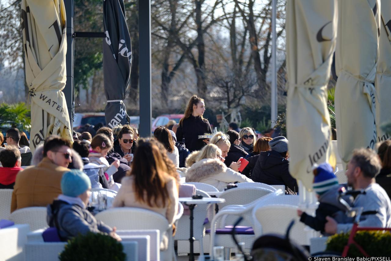 Zagreb: Građani iskoristili sunčanu nedjelju uz jezero Jarun