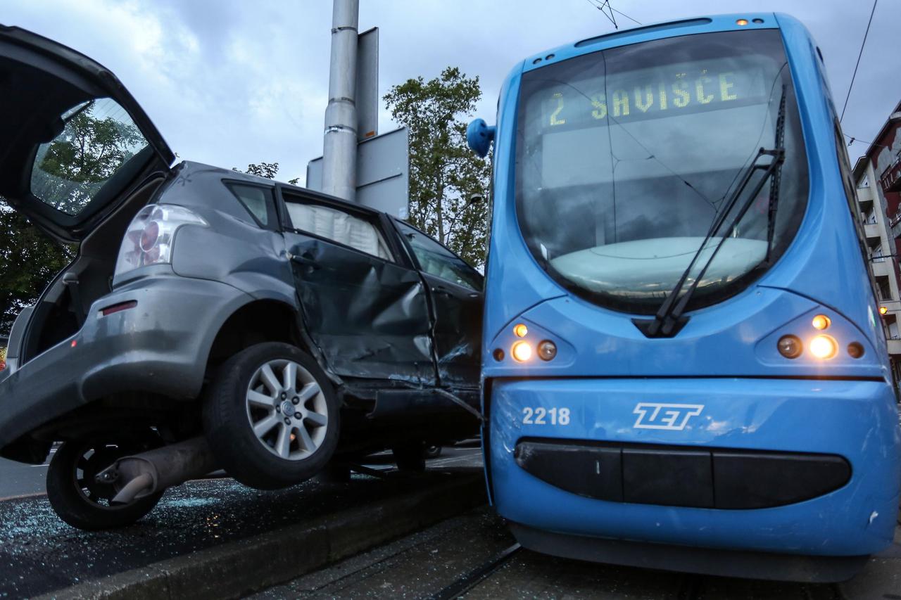 Zagreb: Tramvaj u Branimirovoj prignječio automobil uz stup