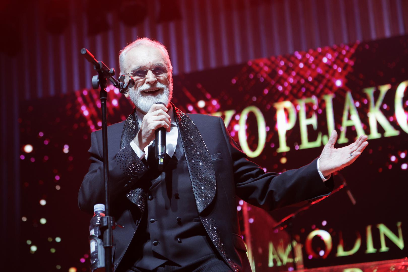 Publika je s velikim oduševljenjem dočekala glazbenika koji već pola stoljeća zauzima posebno mjesto na regionalnoj sceni. Tijekom večeri nizali su se njegovi najveći hitovi – od „Ove noći jedna žena“, „Misli svatko da je meni lako“, „Nećemo noćas doma“ i „Lagala je da me voli“, do pjesama „Ako odem prijatelji“, „Neću“, „Živio bih kao kralj“ i „Čerge“. 