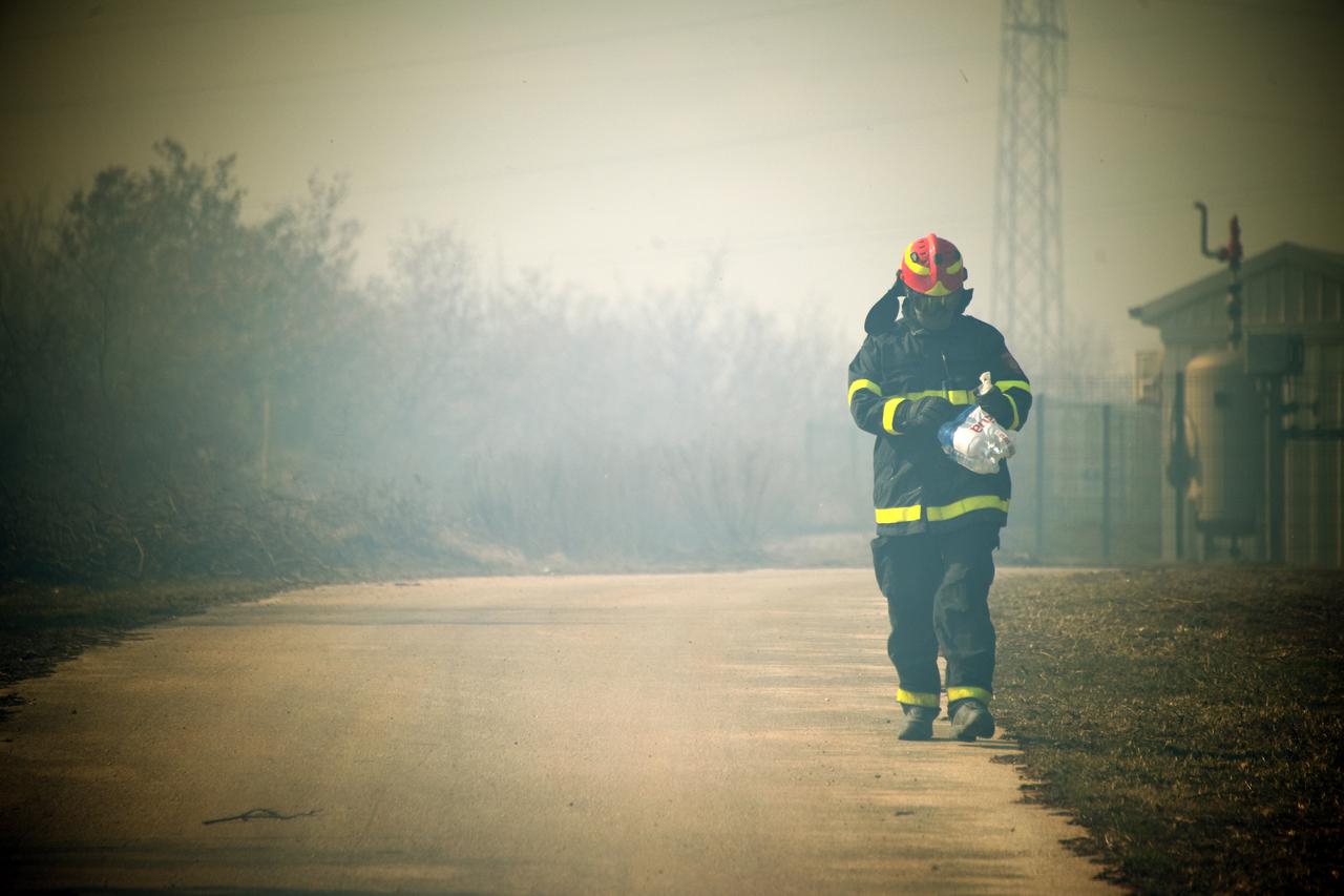 Galižana: Vatrogasci gase požar nedaleko od plinske stanice