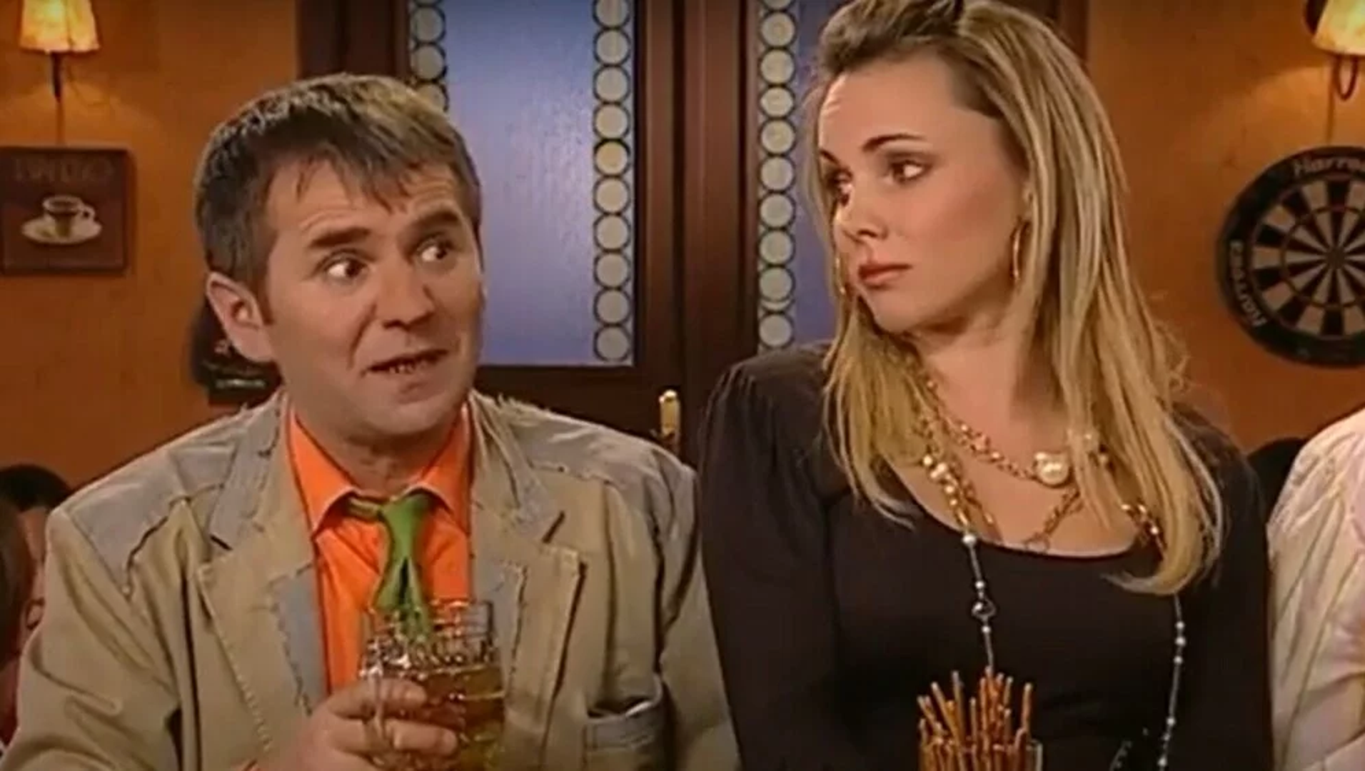 Likovi iz serije i danas su mnogima ostali u sjećanju, a među njima se posebno isticao Zvonimir Doline – tihi gost koji je redovito sjedio za šankom i prenosio pozdrave rodbine iz Mokošice. 