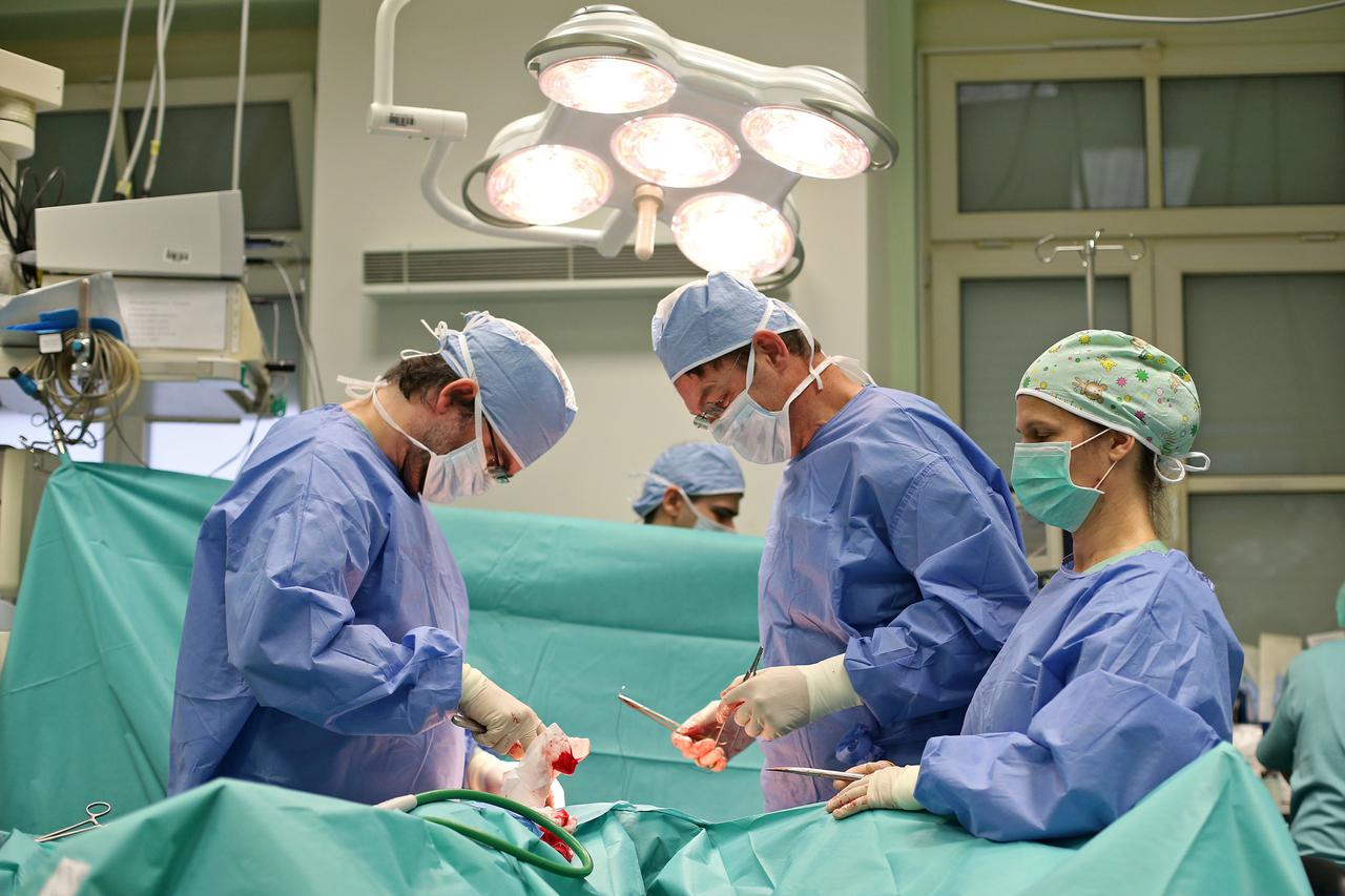 02.04.2013., Slovenija, Celje - Kirurg Sandi Poteko i kiruski tim izvode robotsku kirurgiju prostate.  Photo: Igor Kralj/PIXSELL