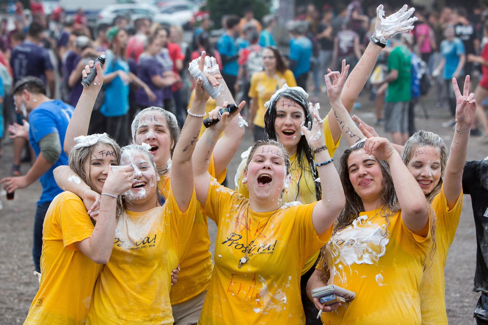 Riječki maturanti slave kraj srednjoškolskog obrazovanja u parku na Mrtvom kanalu.