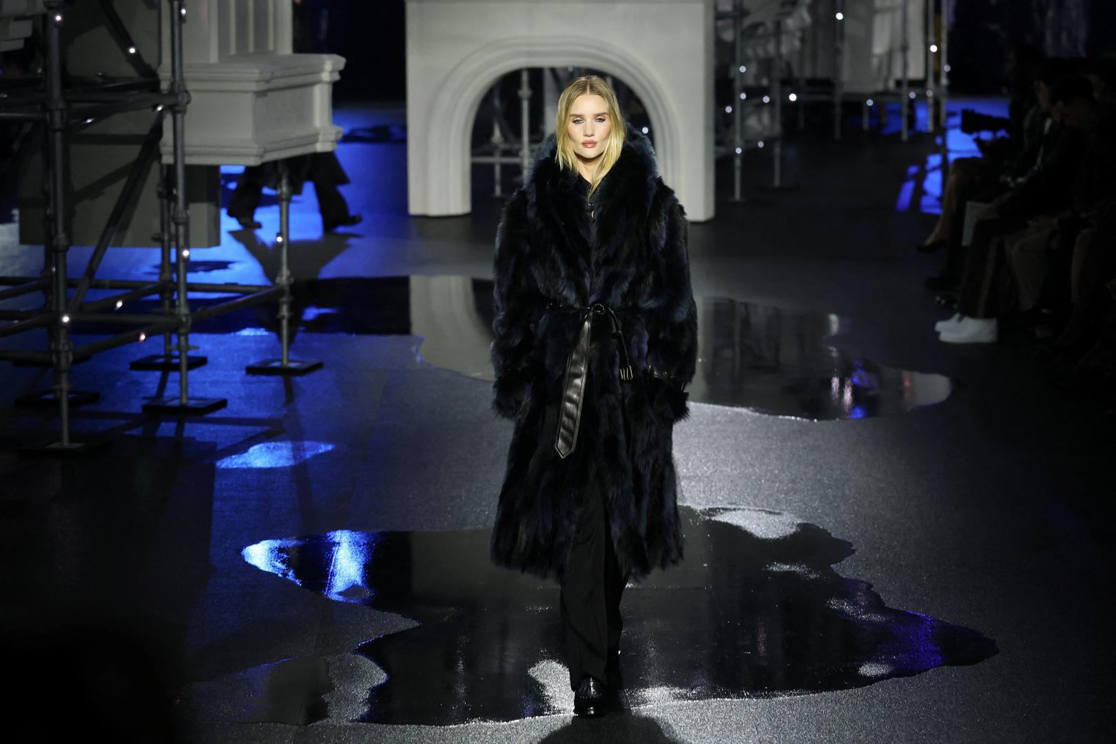 Ubrzo su uslijedila nagađanja, pa su se neki pitali je li se manekenka podvrgnula estetskim zahvatima. „Je li stavila implantat u bradu?“ upitao je jedan korisnik.