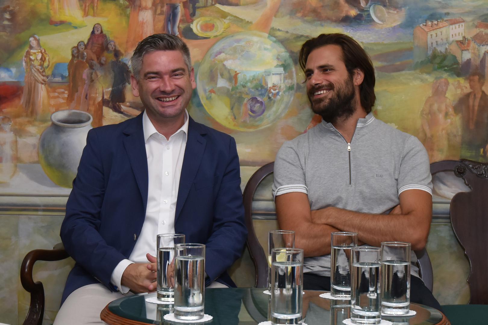 - Pula je moj rodni grad i imamo sreću što je u Puli najljepša pozornica na svijetu. Ne kažem to zato što sam ja iz Pule jer to su mi rekli
i brojni drugi izvođači kojim nisu iz Pule - rekao je Hauser. 