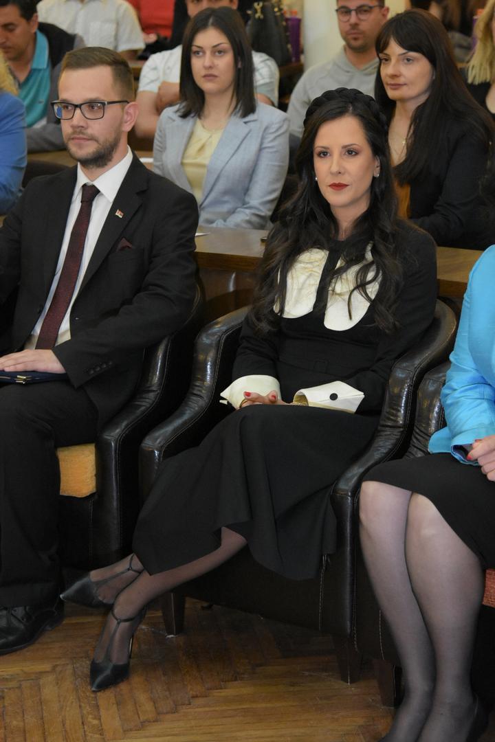 Tamara Vučić rođena je kao Tamara Đukanović 11. travnja 1981. u Beogradu, a odrasla je u Loznici, gdje je završila osnovnu i srednju školu. Diplomirala je na Filološkom fakultetu Sveučilišta u Beogradu.