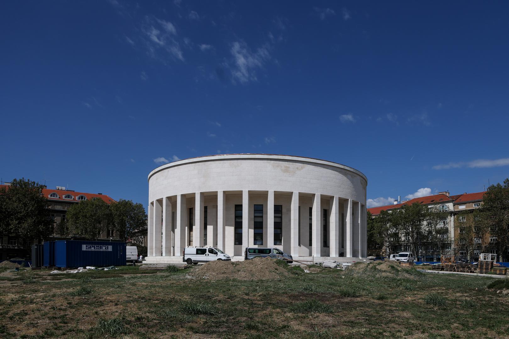 Iseljenjem Hrvatskog povijesnog muzeja, djelatnost Hrvatskog društva likovnih umjetnosti proširit će se otvaranjem međunarodnog umjetničkog rezidencijalnog centra te dodatne, četvrte black box galerije.